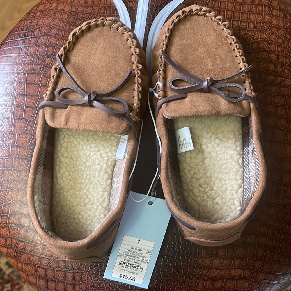 Children’s Cat & Jack lined brown house shoes size 1 new with tags.